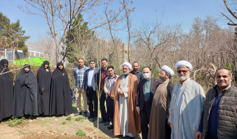 درختکاری در دانشکده الهیات و معارف اسلامی با حضور دکتر حسام الدین خلعتبری، رییس دانشکده الهیات و معارف اسلامی