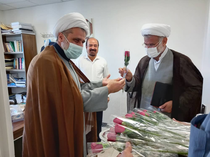 مراسم تقدیر از استادان دانشکده الهیات و معارف اسلامی با اهدای گل به مناسبت گرامیداشت هفته آموزش