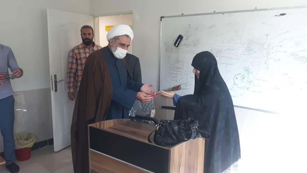 برگزاری آیین استقبال از دانشجویان دانشکده الهیات و معارف اسلامی با حضور دکتر حسام الدین خلعتبری، رییس دانشکده الهیات و معارف اسلامی و دکتر اشکان نعیمی، معاون آموزشی و پژوهشی دانشکده