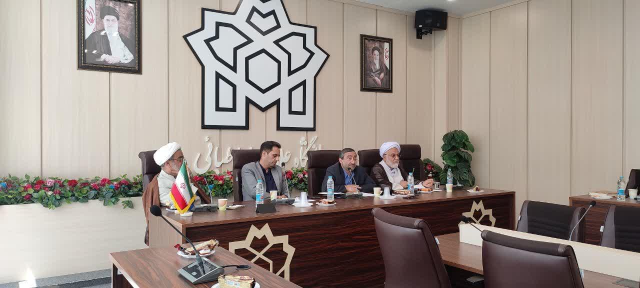نشست استادان گروه پژوهشی مطالعات میان رشته ای قران کریم با موضوع "وظیفه حاکمیت سیاسی‌ در مقابل مطالبات مردم از منظر قران" برگزار شد.
